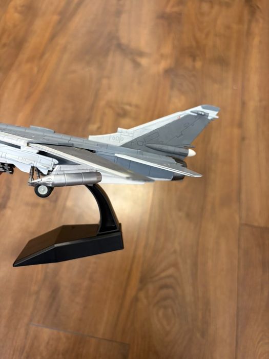 Літак винищувач СУ24 ( без розпізнавальних знаків ) маштаб 1:72