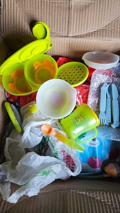 Віддам все для маленьких дітей відсмоктувач пластикові прибори тарілки судочки слюнявчик