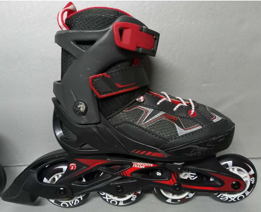 Patins em linha de criança. Inclui proteções.