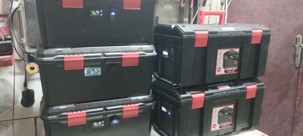 Продам зарядні станцїї, повер банк.