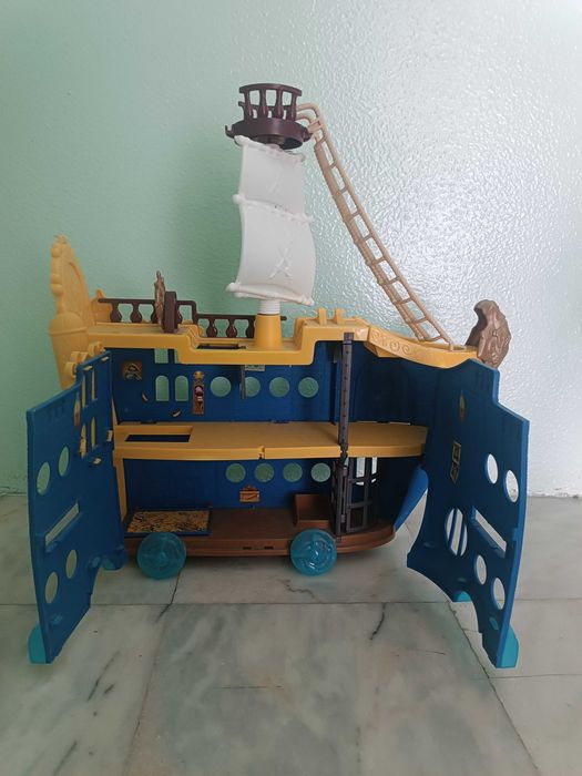 Barco brinquedo usado em bom estado