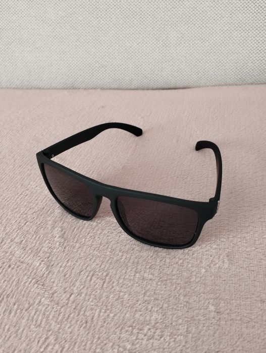 Nowe czarne okulary przeciwsłoneczne