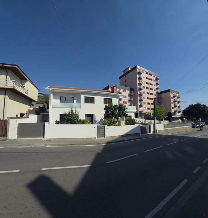 Moradia T5 completamente renovada