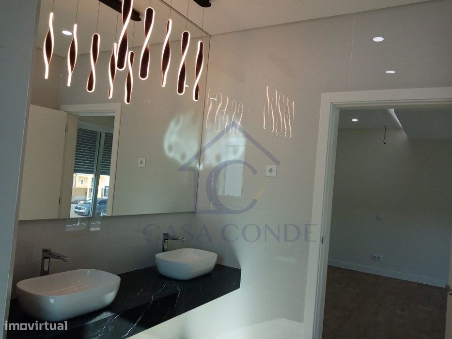 Moradia T4 Duplex com piscina, 180 m², acabamentos de luxo