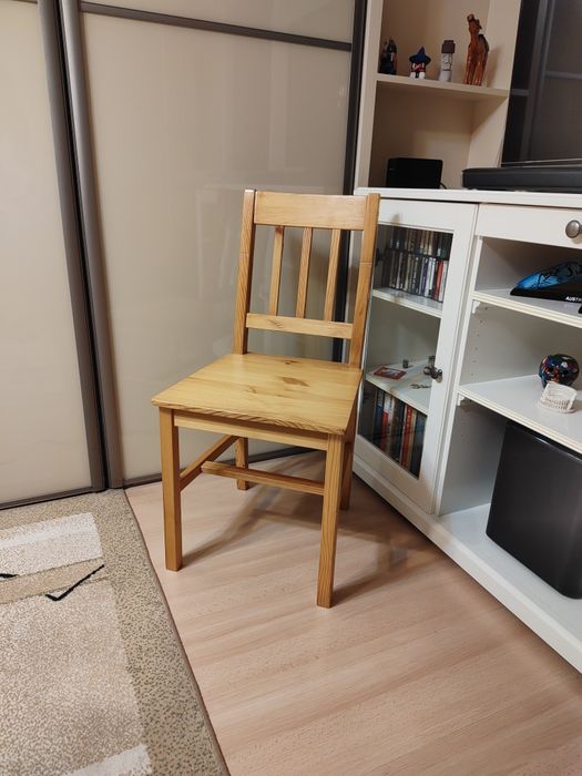 4 drewniane krzesła + 3 beżowe poduszki Ikea gratis