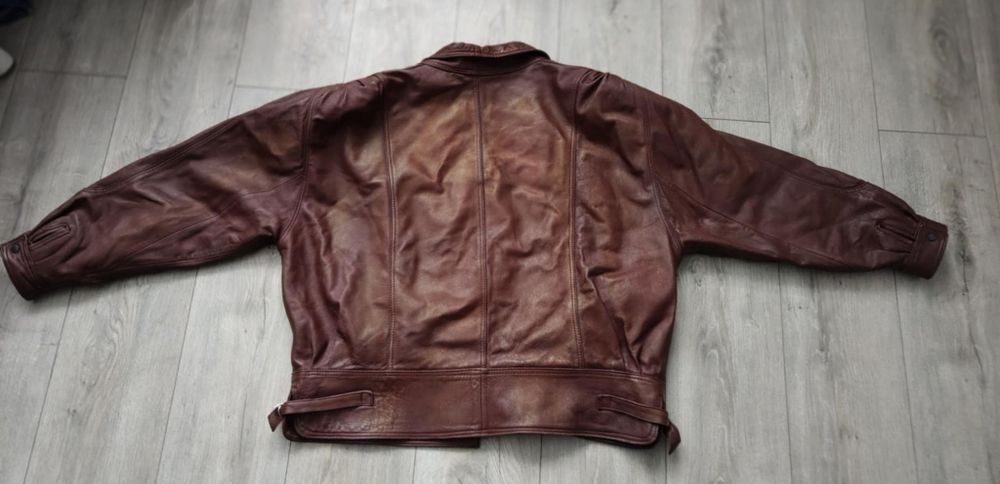 Brązową kurtka skórzana