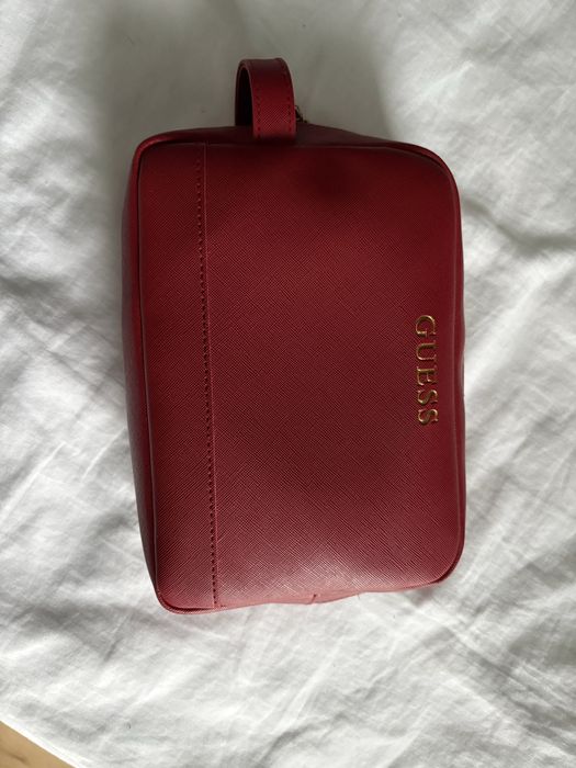 Kosmetyczka Guess skóra ekologiczna złote Logo