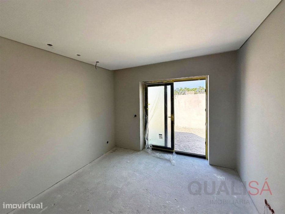 Apartamento T2 novo com logradouro e lugar de garagem em Ferreiros ...