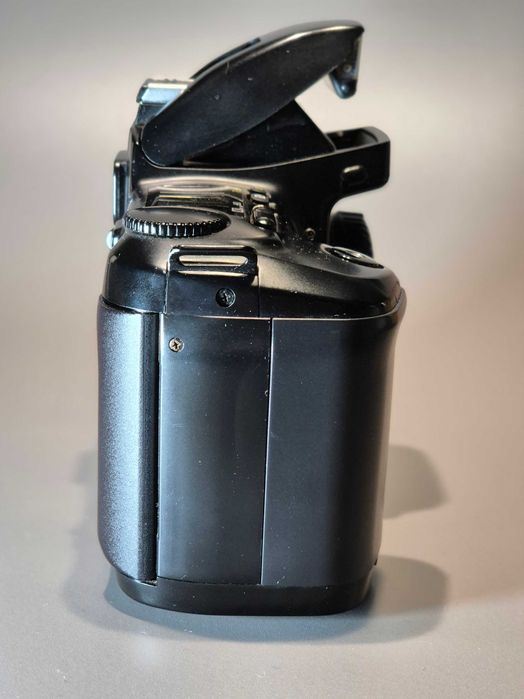 Nikon F-601 SLR  + 3 Objectivas Nikon ( 50mm + 35-80mm + 80-200mm )