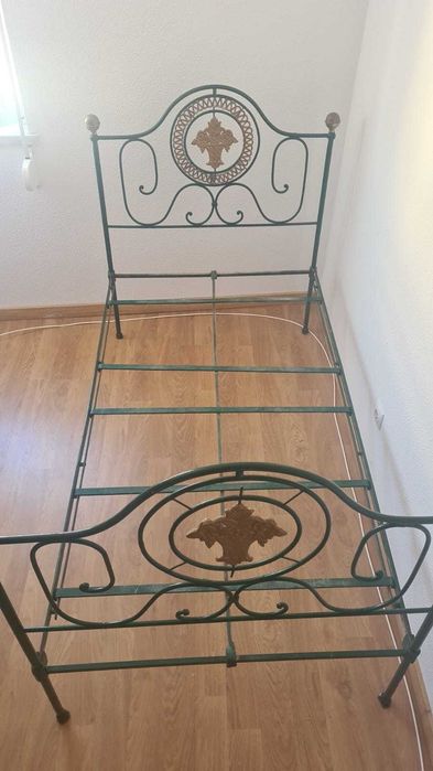 Cama de Ferro Trabalhada 170x37,5 cm - Como Nova