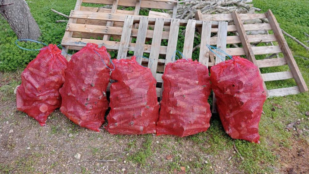 Lenha em sacos de 10/15/20 kg