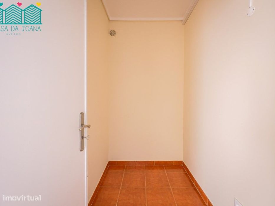 Apartamento T3 com Garagem Fechada em Esgueira