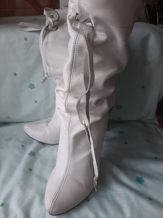 Продам білі шкіряні чоботи для весілля