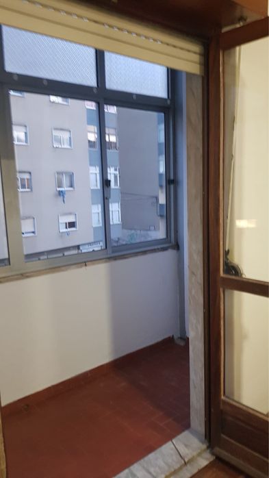 Quarto casal com varanda para arrendar no Cacem bem localizado