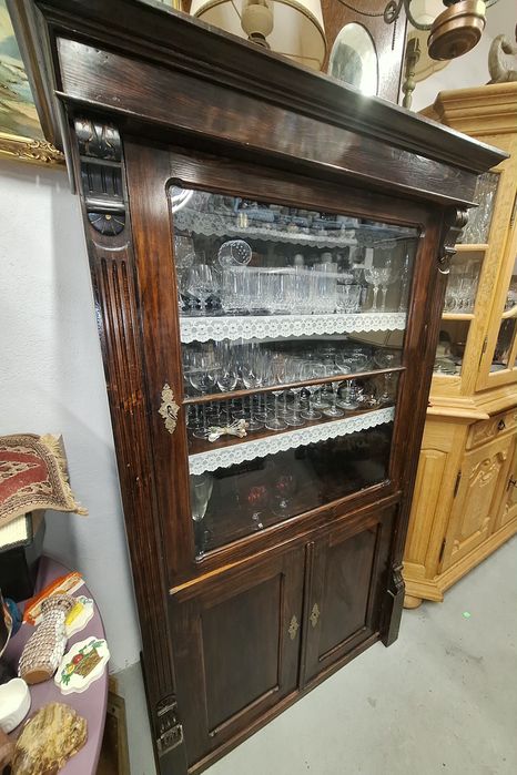 Stary,  drewniany  kredens w stylu biedermeier