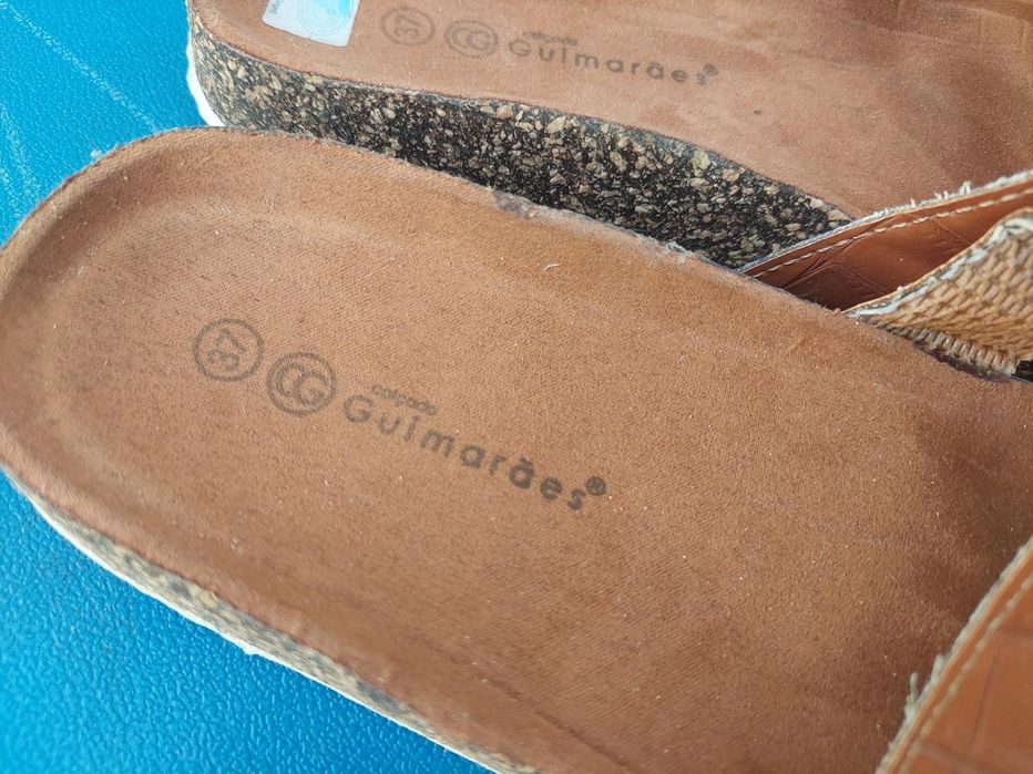 Chinelos de jovem n 37 semi novos. Apenas andou com eles uma vez.Saio confortáveis.