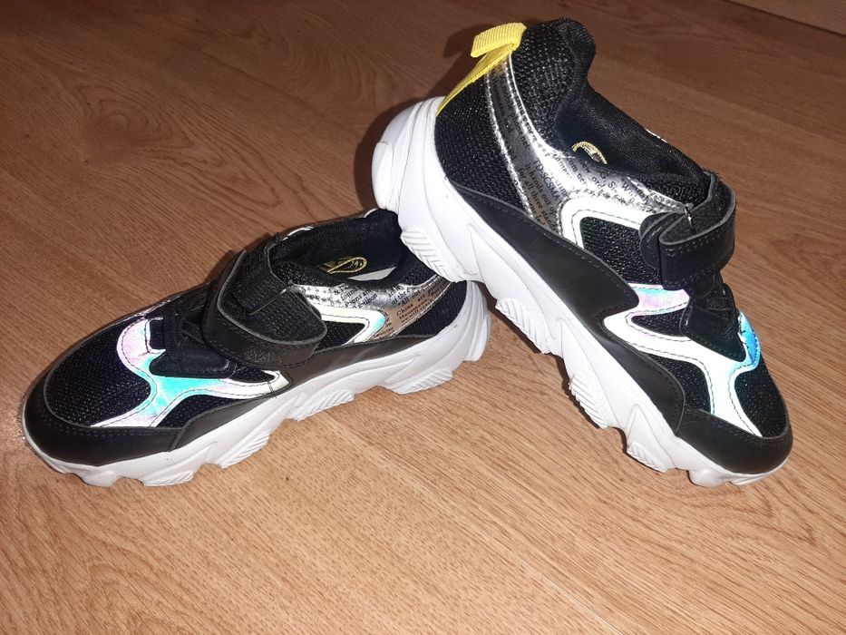 кросівки на дівчинку 33р нові