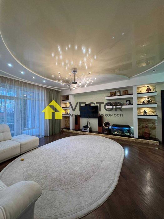 Двоповерховий будинок у місті з гаражем та підвалом!