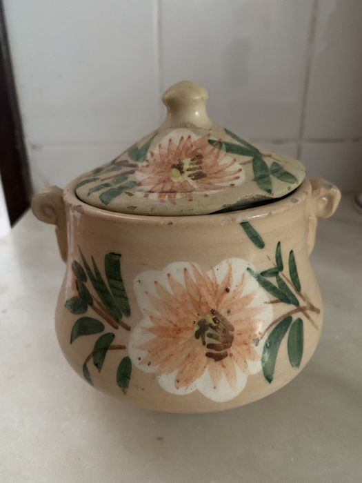 Peças decorativas novas e antigas