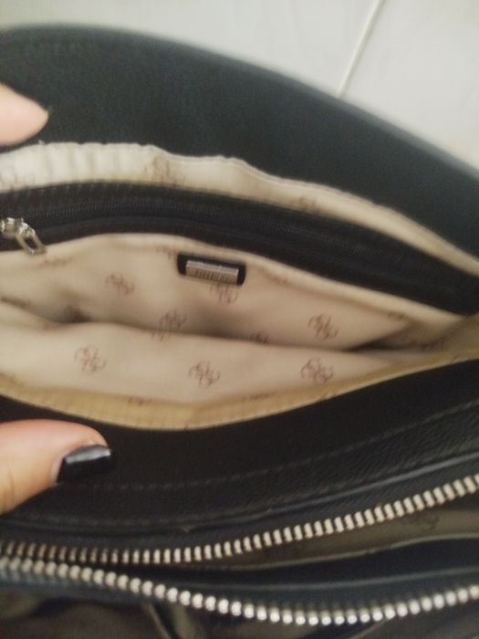 Mala Guess duas alsas de mão e tira colo em pelepele