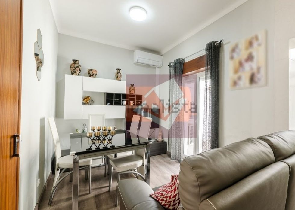 2 Quartos em Moradia Duplex com Logradouro junto ao Metro de Odivelas