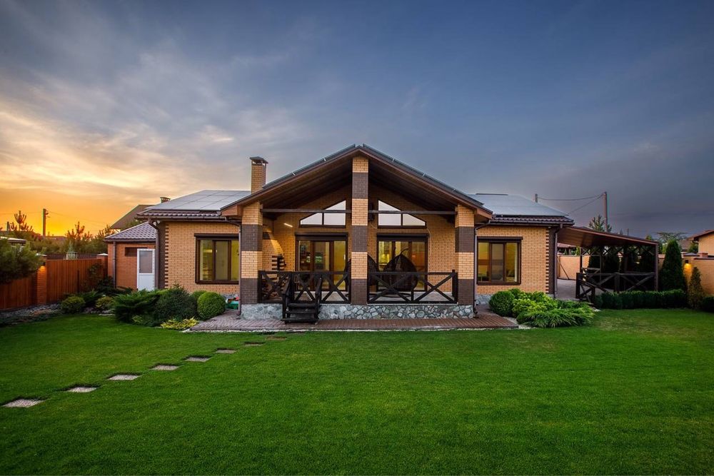 Современный дом с солнечными панелями бассейном.  Новоалександровка