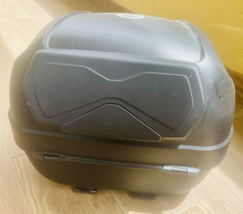 Top case givi com encosto pendura e base 30 litros