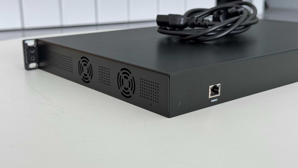 Switch Ubiquiti (ES-24-500W) - 24 portas Gigabit