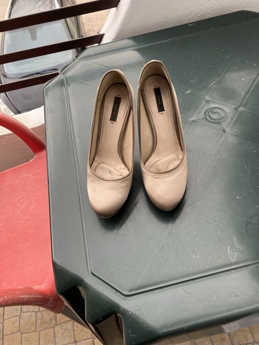 Zara sapatos altos acetinados creme 38