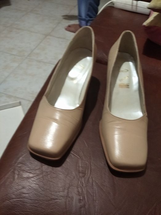 Sapatos beges tamanho 37
