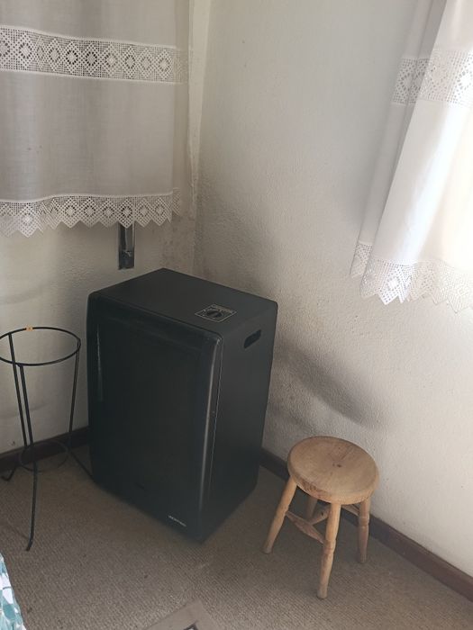 Gouveia, Aspirador, 25€ Aquecedor, 25€ Candeeiro, 25€ Móvel de apoio, 25€ Cristaleira, 100€..