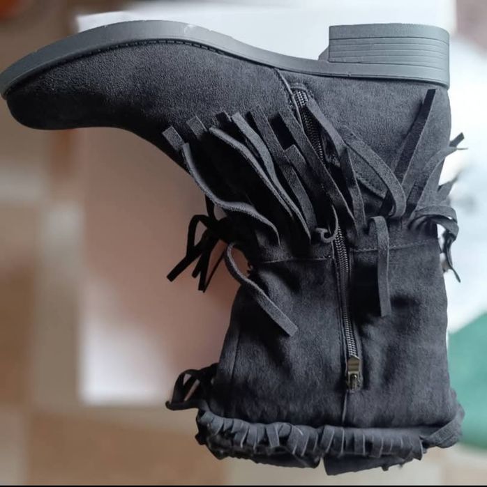 Bota de cano alto n 41 em camurça preta de franjas. Novas