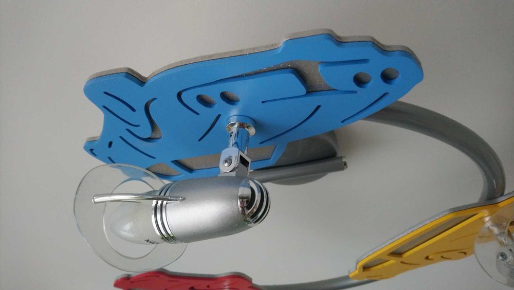 Lampa sufitowa z samochodami do pokoju chłopca z żarówkami.
