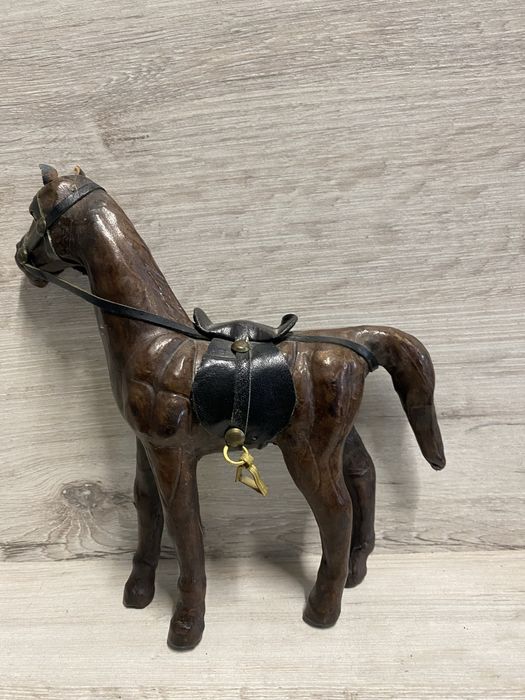 Figurka konia z drewna