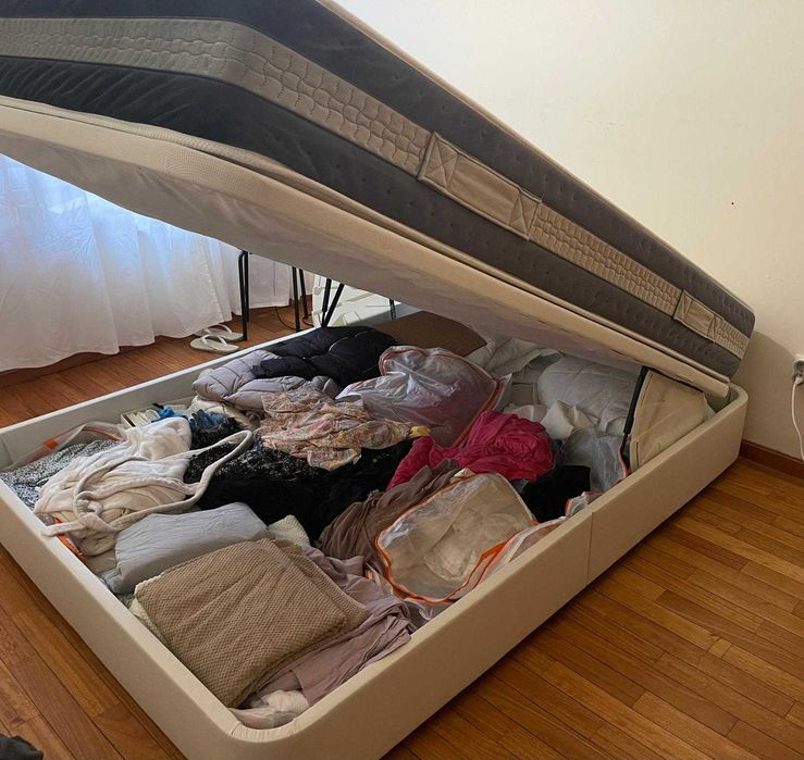 Cama estofada c/arrumação IKEA