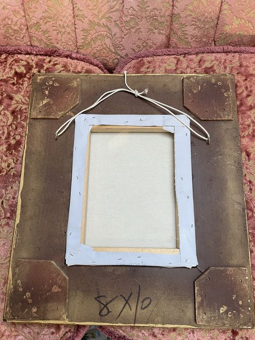 Kwiaty letnie w wazonie w pieknej drewnianej ramie