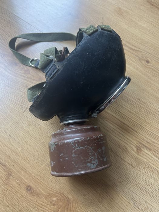 Maska przeciwgazowa z wycieraczka i filtrem