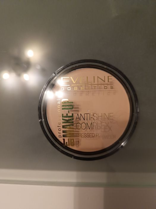 Eveline matujący puder mineralny z jedwabiem