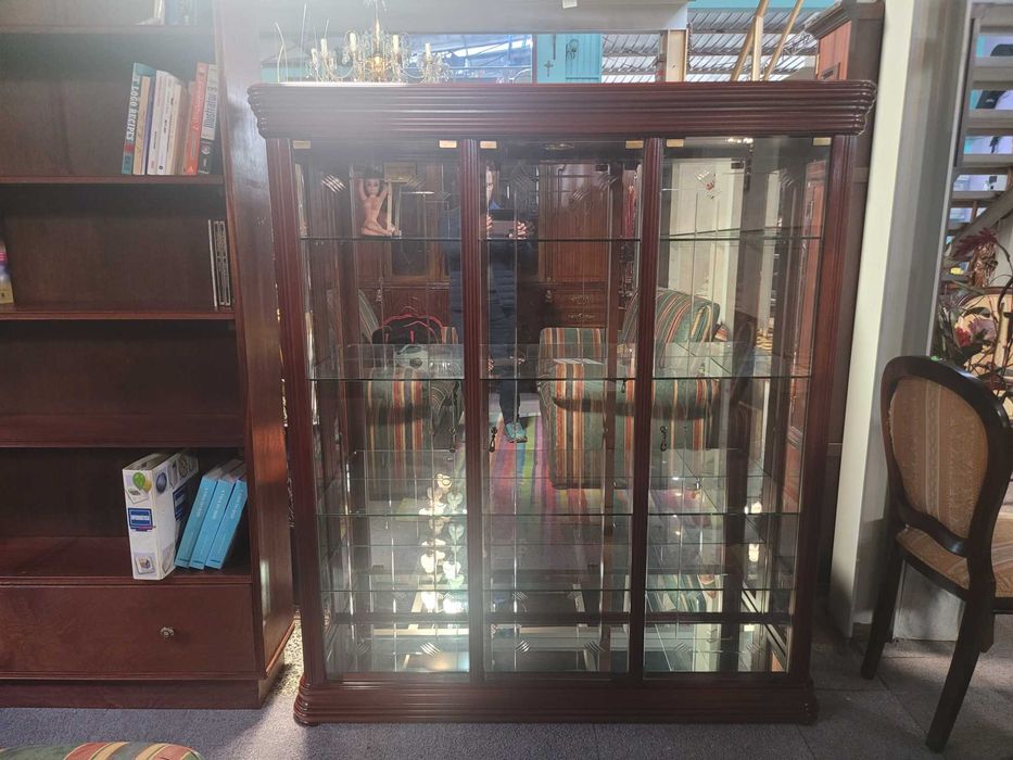 Cristaleira em madeira com fundo em espelho e prateleiras em vidro