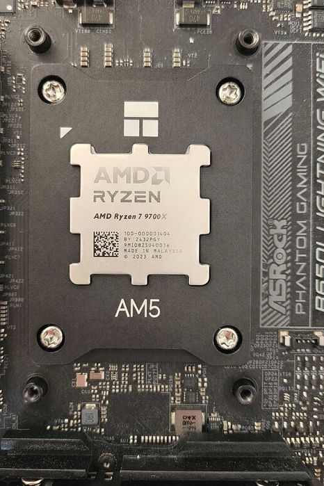 ASRock B650I Lightning WiFi + AMD Ryzen 7 9700X