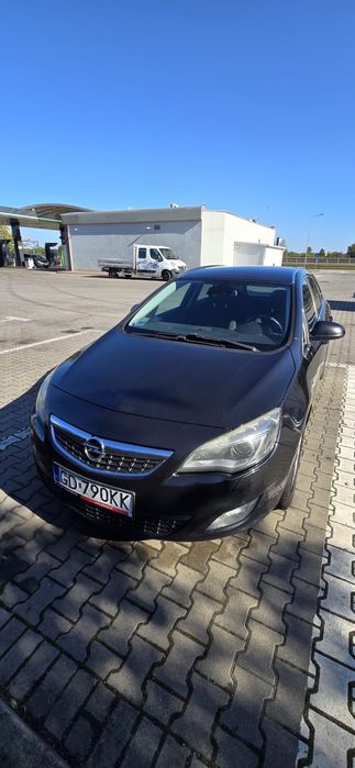 Czarny Opel Astra