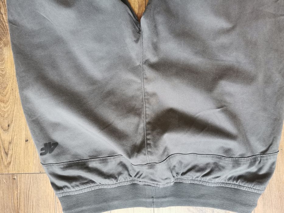 Spodnie joggery 4F