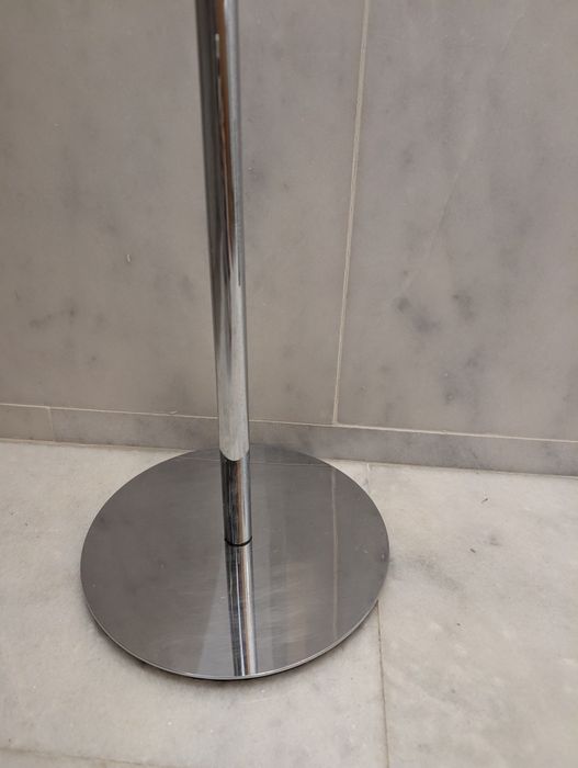 Toalheiro de pé em inox