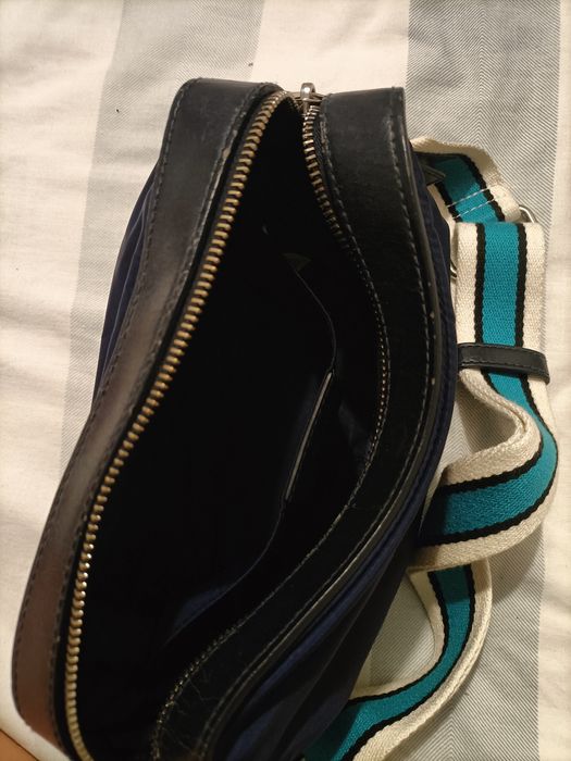 Mala azul escura da marca Bimba & Lola