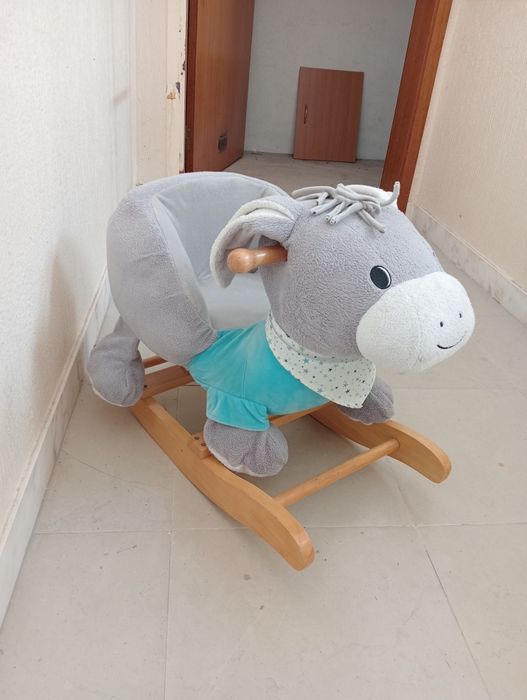 Burro de madeira e pelúcia