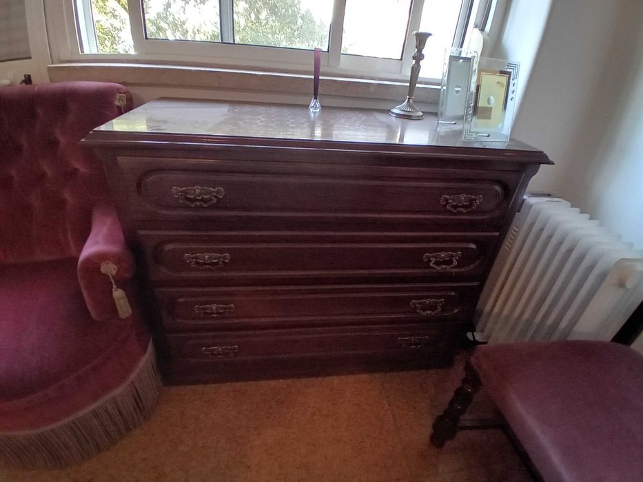 Cómoda em madeira em excelente estado  com puxadores em ferro.