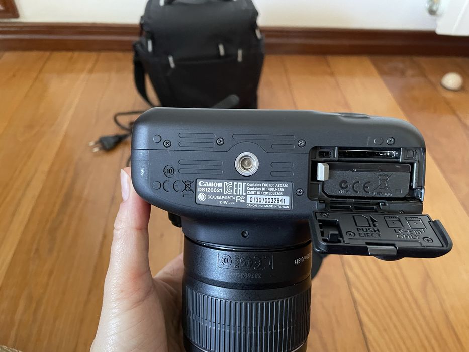 Máquina fotográfica Canon EOS 1300D com lente EFS 18-55mm