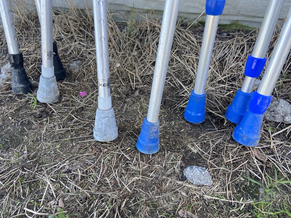 Костилі, милиці, парами та поштучно