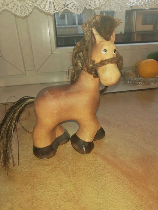 Figurka ceramiczna konik