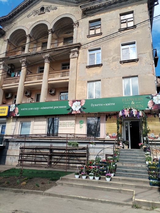 Продам 3 кімнатну "сталінку" на площі Визволення.